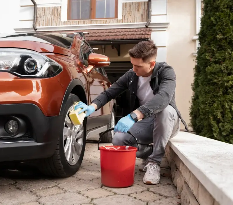Lavage auto à domicile Marigny-l'Église : professionnel intervenant sur un véhicule
